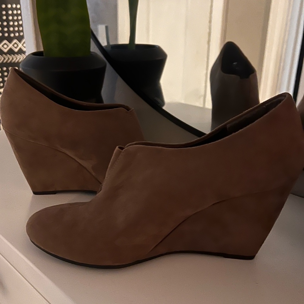 NINE & CO Wedge Heel Booties Size 8.5M JJ Soliel Taupe